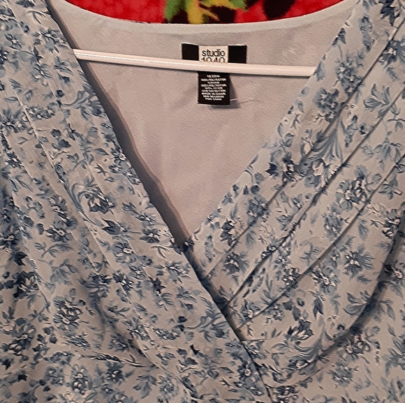 18/20 Floral low cut top. Very detailed - Picture 2 of 3